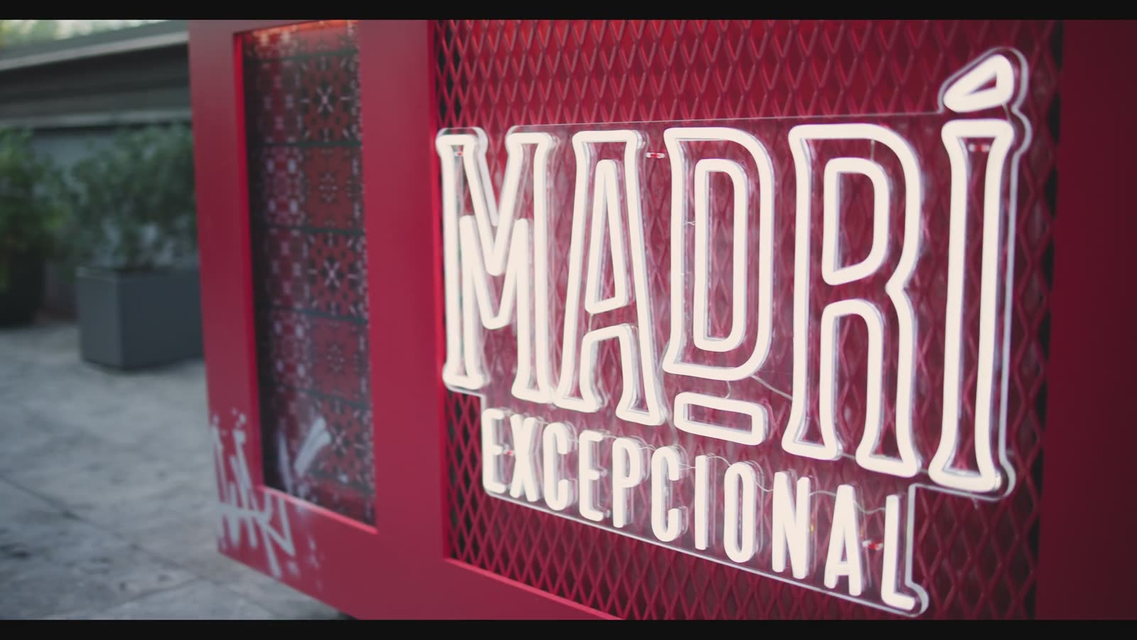 Madrí Excepcional neon sign and a freshly poured glass of Madrí beer at a branded event captured by a Toronto videographer.
